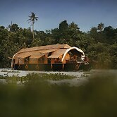 Spice Coast Cruises CGH Earth-Houseboat