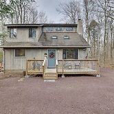 Half-mi to Lake: Pocono Pines Home w/ Hot Tub