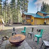 1 Mi to Lake Easton: Cabin w/ Fire Pit + Deck!