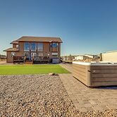 Scenic Flagstaff Home w/ Hot Tub & Mountain Views