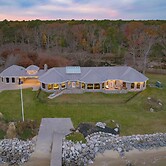 Bay House by Avantstay Waterfront, Pier, Pond