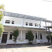 OYO Life 93154 White Kos Jenggala