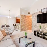 4 Mi to Hpu: Pet-friendly Home w/ Yard!