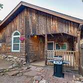 Rustic Log Cabin w/ Studio ~ 5 Mi to Pikes Peak!