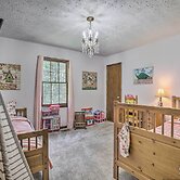 Quiet Home w/ Fire Pit - 1 Mi to Downtown Acworth!