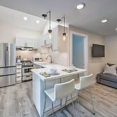 Sleek Modern Home w/ Patio, 8 Mi to Dtwn Seattle!