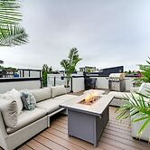 Luxury Seattle Home w/ Rooftop Deck + Fire Pit!