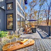 Lake Burton Retreat w/ Fire Pit & Hot Tub!