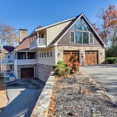 Blairsville Mansion w/ Hot Tub, Casino + Games!