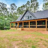 Luxurious Clarkesville Cabin w/ Decks & Fire Pit