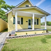 Charming Newport News Cottage < 1 Mi to Ocean!