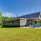 Cozy Clarkesville Getaway w/ Fire Pit!