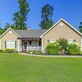 Charming Getaway w/ Grill: 2 Mi to Newnan Square!