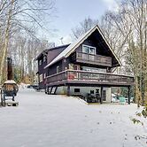 Pet-friendly Home w/ Deck: 4 Mi to Jay Peak Resort