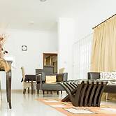 House - Sleeps 4 & Access to Pool