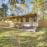 Cozy Montgomery Cottage w/ Porch, Near Lake Conroe