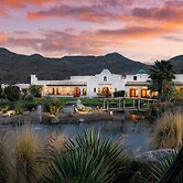 The Pond Estate by Avantstay Maximalist Designer Compound w/ 2 Casitas