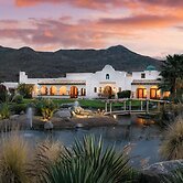 The Pond Estate by Avantstay Maximalist Designer Compound w/ 2 Casitas