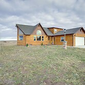Roberts Home w/ Western Decor & Mountain Views!