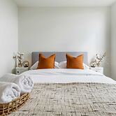 Stunning View 2-bed in Port Melbourne w/ Parking