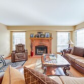 Hanover Park Townhome w/ Grill: 36 Mi to Chicago!