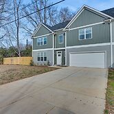 Charming Charlotte Townhome: 6 Mi to Downtown!