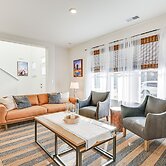 Charming Charlotte Townhome: 6 Mi to Downtown!