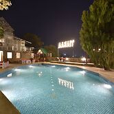Tiaraa Monolith Lake Resort