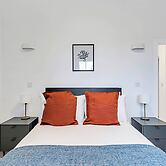 Sunny 2-bed Flat in Chiswick