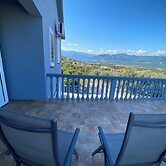 Captivating and Spacious 2-bed House in Vranovici