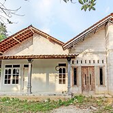 SPOT ON 93527 Agus Kostel SyariahNearWisata Agro Jollong