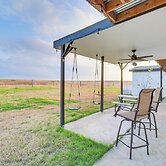 Modern Farmhouse in Del Valle: Rural Setting!