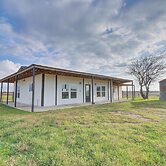 Modern Farmhouse in Del Valle: Rural Setting!