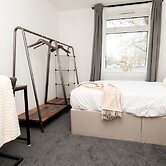 Stunning 1-bed Entire Apartment in Teddington