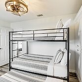 Van Vacation Retreat w/ Private 300-acre Lake!