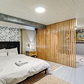 Quaint Studio w/ Sauna: 5 Mi to Space Needle