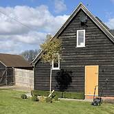 1-bed - Sleeps 2 - Pet Friendly w Parking