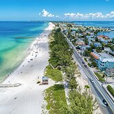 Cottage Haven-one Minute Walk To The Beach-private Yards-keyless Locks