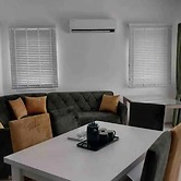 1 Bed Villa Sleeps 2 - Pool, Parking, Wifi