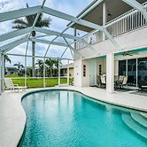 Hot Tub + Fire Pit: Spacious Cape Coral Oasis!