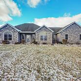 Elegant Pataskala Home w/ Hot Tub & Fire Pit!