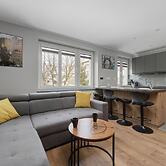 Modern Kotsisa Apartment by Renters