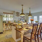 6 Mi to Lake Michigan: Coloma Farmhouse