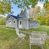 Cozy Harbor Springs Vacation Rental, 13 Mi to Town