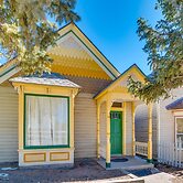 Close to Casinos + Trails: Historic Victor Cottage