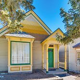 Close to Casinos + Trails: Historic Victor Cottage