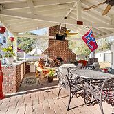 Charleston Home: Game Room, Large Deck & 2 Grills!