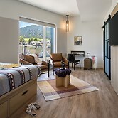 Moxy Boulder University