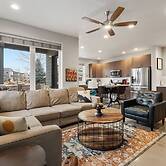 Elegant Oasis - Fireplaces, King Beds, Mtn Views!