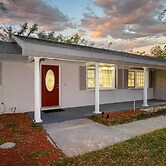 Pool & Game Room: Spacious Brandon Home